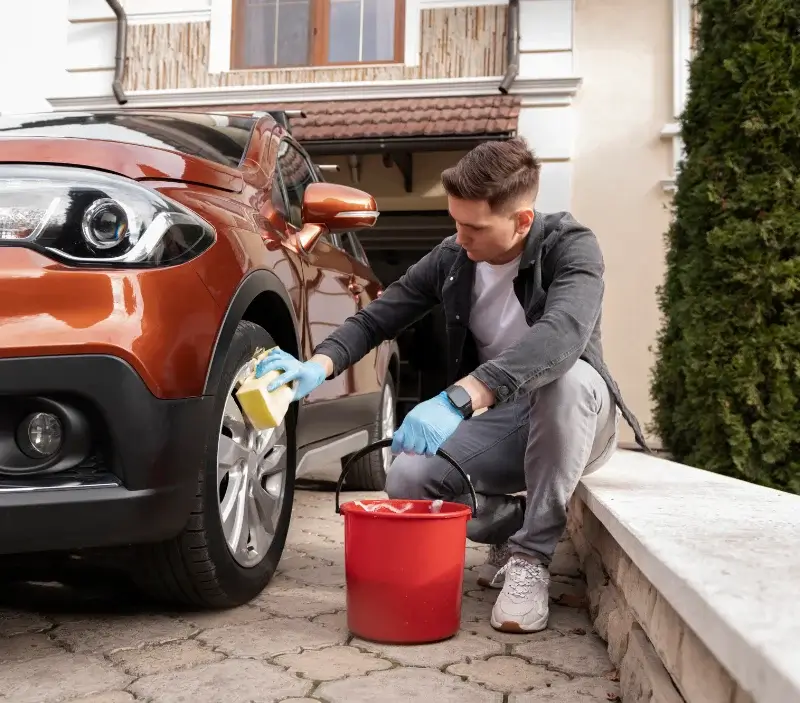 Lavage auto à domicile Vieu-d'Izenave : professionnel intervenant sur un véhicule